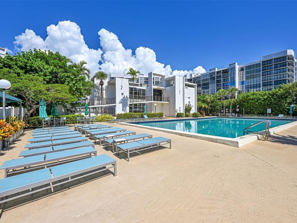 800 Parkview Dr 1001, Hallandale Beach FL 33009