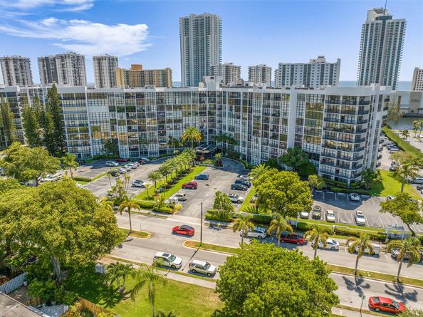800 Parkview Dr 1001, Hallandale Beach FL 33009