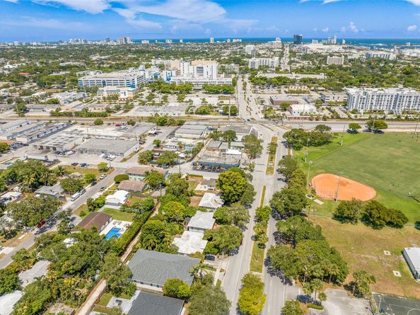 301 SW 17th St, Fort Lauderdale FL 33315