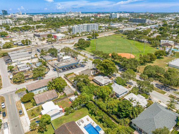 301 SW 17th St, Fort Lauderdale FL 33315