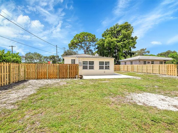 301 SW 17th St, Fort Lauderdale FL 33315
