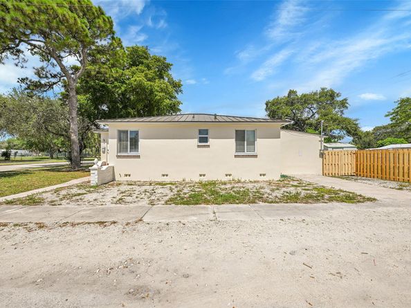 301 SW 17th St, Fort Lauderdale FL 33315