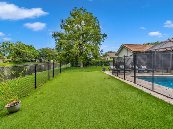 1462 NW 97th Ter, Coral Springs FL 33071