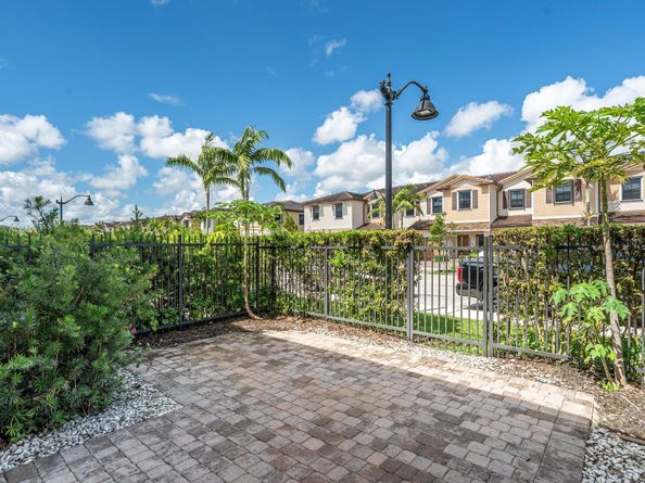 4645 Caspian Way, Davie FL 33314
