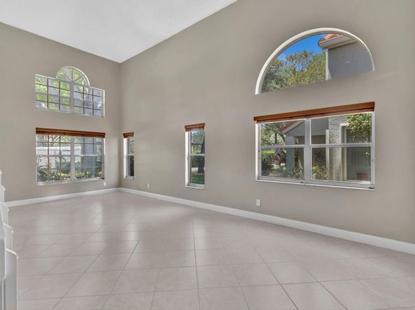 9240 Oak Grove Cir, Davie FL 33328