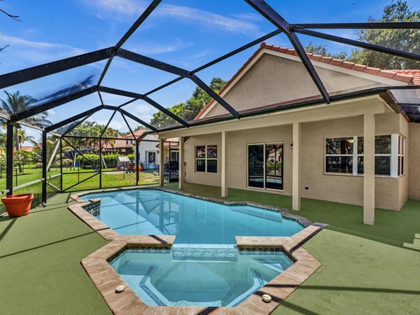 9240 Oak Grove Cir, Davie FL 33328