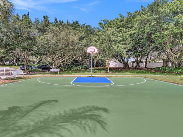 9240 Oak Grove Cir, Davie FL 33328