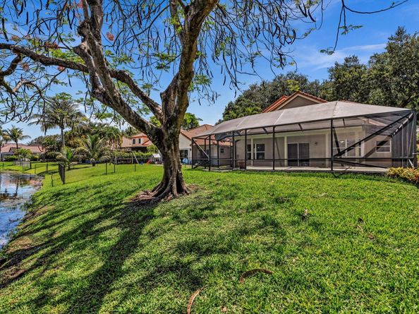 9240 Oak Grove Cir, Davie FL 33328