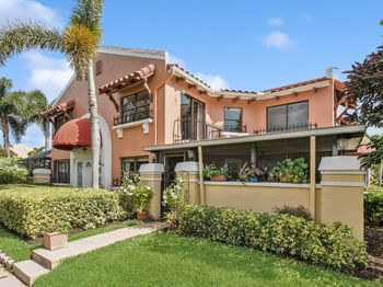 24 Uno Lago Drive