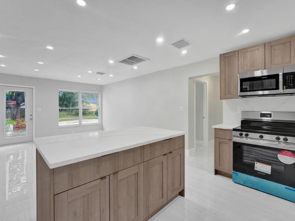 3721 N 66th Ave, Hollywood FL 33024
