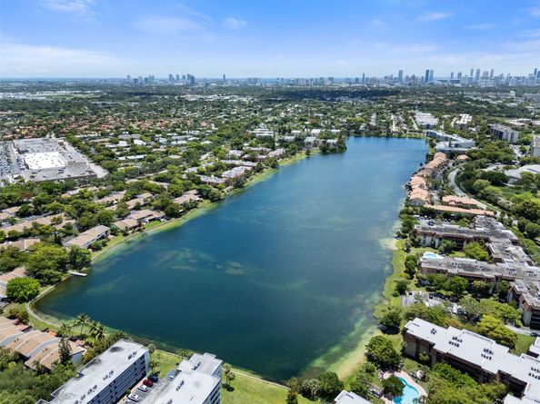 441 NE 195th St 302, Miami FL 33179
