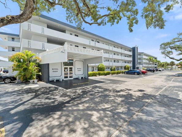441 NE 195th St 302, Miami FL 33179