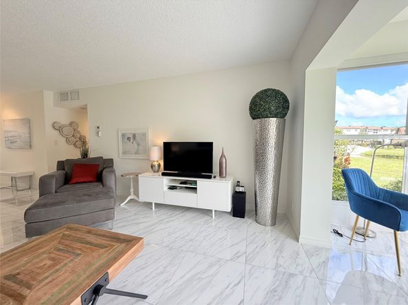 4706 NW 36th St 412S, Lauderdale Lakes FL 33319