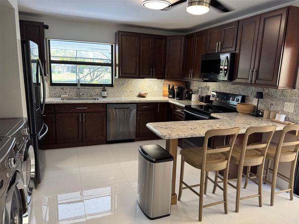 18 Capitol Ct, Deerfield Beach FL 33442