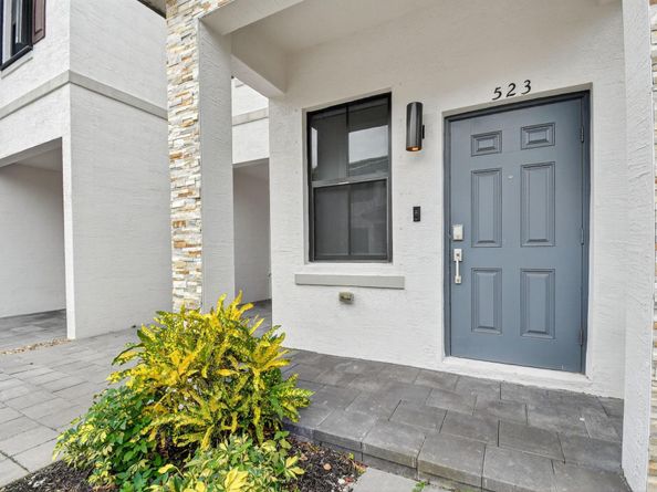 523 SW 19th Ter, Fort Lauderdale FL 33312