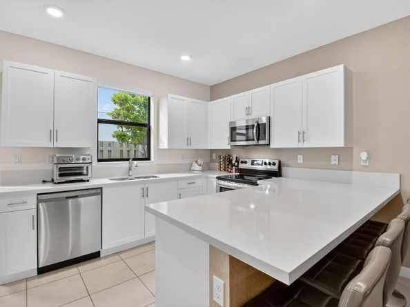 523 SW 19th Ter, Fort Lauderdale FL 33312