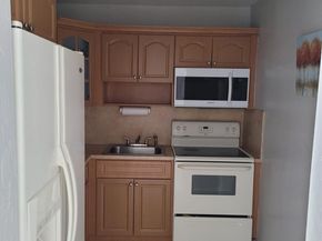 1275 W 35th St 61B, Hialeah FL 33012