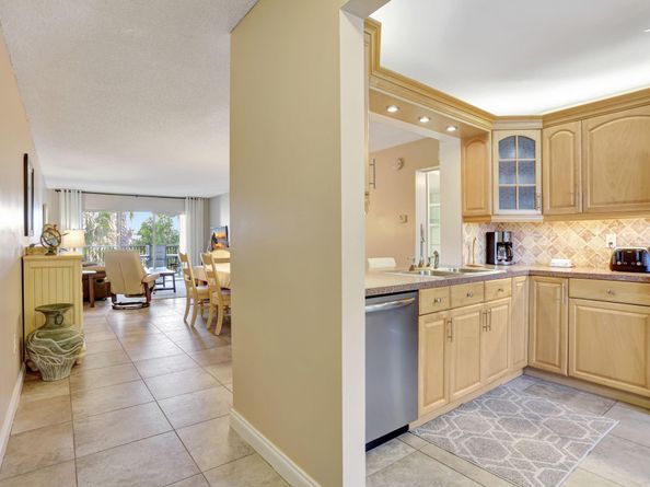 4040 Crystal Lake Dr 202, Deerfield Beach FL 33064