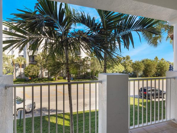 1247 Via De Fossi, Boynton Beach FL 33426