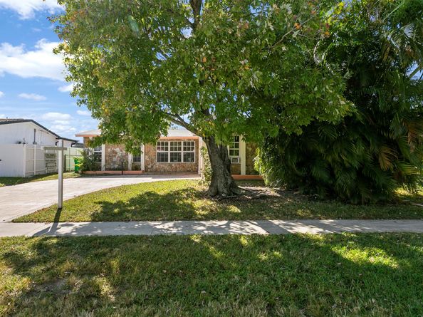 8630 NW 24th Ct, Sunrise FL 33322