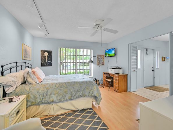 6127 Rainbow Circle, Greenacres FL 33463