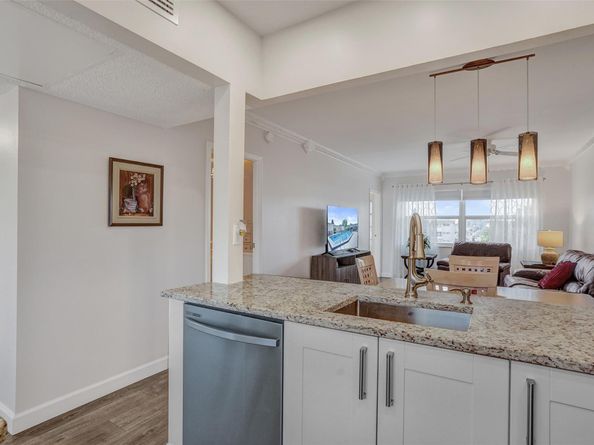 3405 NW 48th Ave 611, Lauderdale Lakes FL 33319