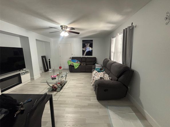 935 NE 33rd St, Oakland Park FL 33334