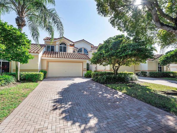 576 W Palm Aire Dr, Pompano Beach FL 33069