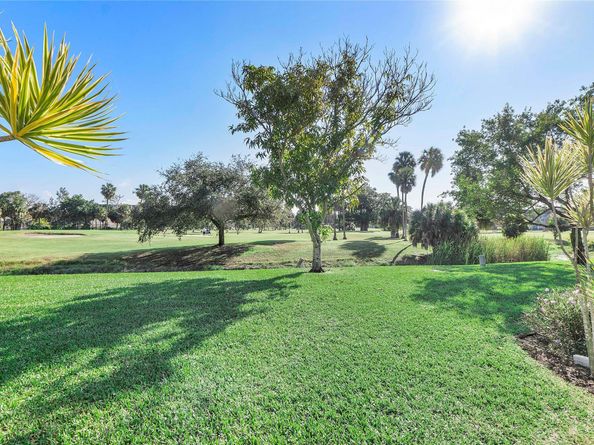 576 W Palm Aire Dr, Pompano Beach FL 33069