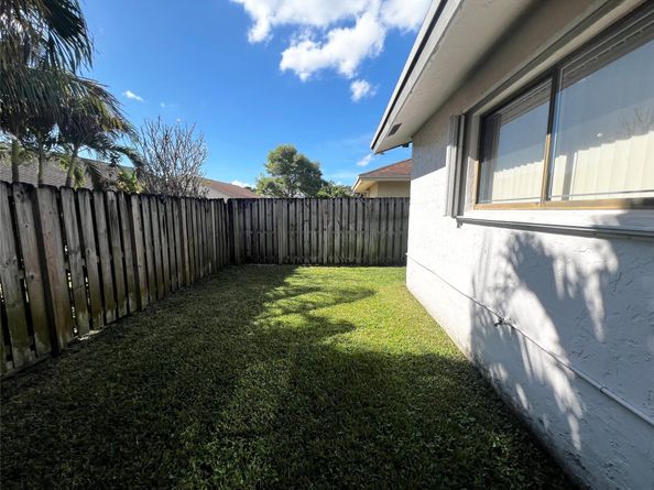 9320 NW 32nd St, Sunrise FL 33351