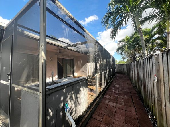 9320 NW 32nd St, Sunrise FL 33351