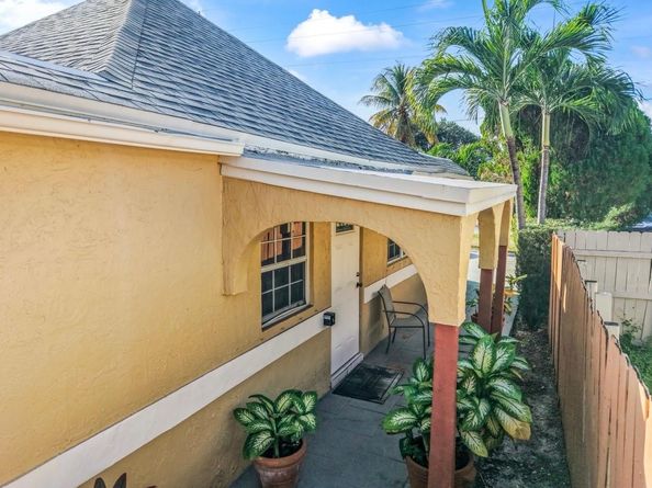 117 SW 1st Ave, Hallandale Beach FL 33009