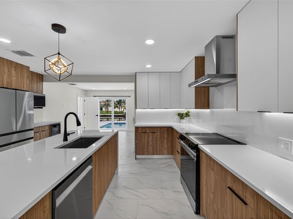 230 SE 3rd Ave, Pompano Beach FL 33060