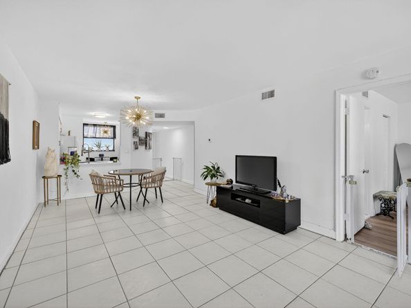 118 Lake Emerald Drive 102, Oakland Park FL 33309