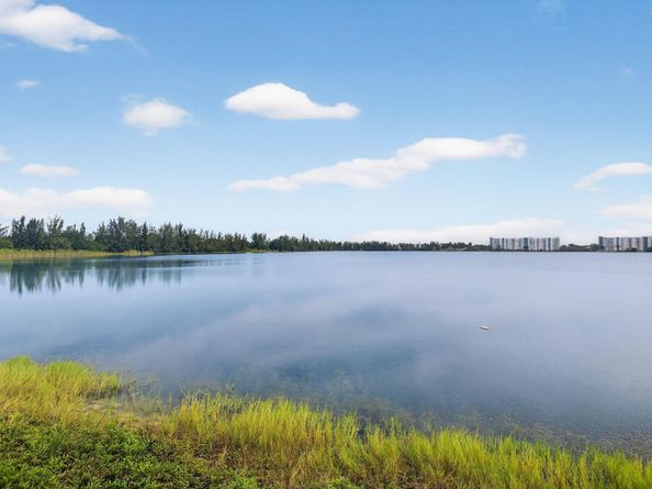 118 Lake Emerald Drive 102, Oakland Park FL 33309