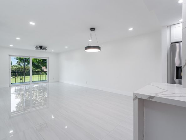 9811 N Hollybrook Lake Dr 308, Pembroke Pines FL 33025