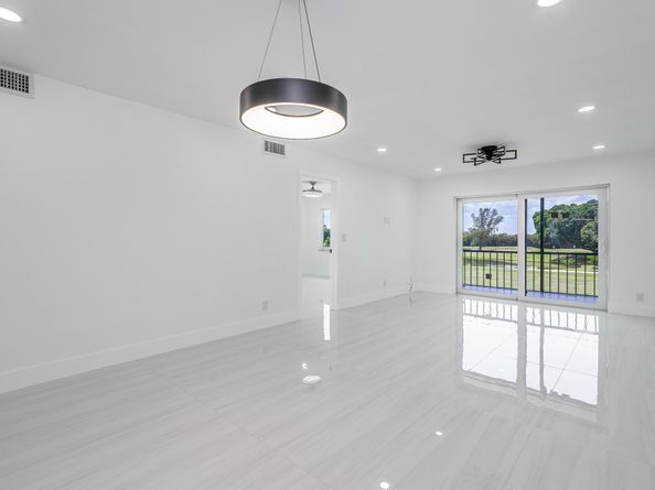9811 N Hollybrook Lake Dr 308, Pembroke Pines FL 33025