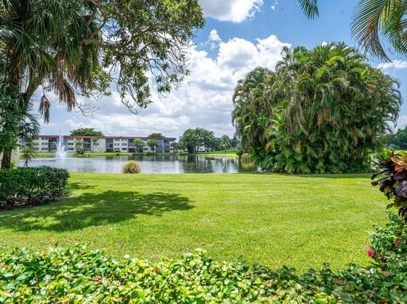9811 N Hollybrook Lake Dr 308, Pembroke Pines FL 33025