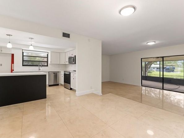 8925 Palm Tree Ln 8925, Hollywood FL 33024