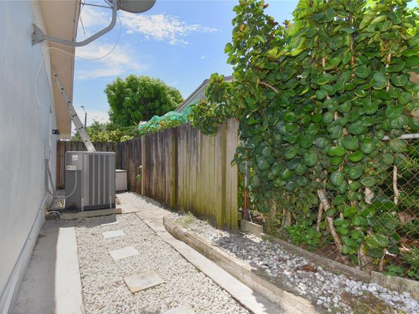 301 SE 12th St, Deerfield Beach FL 33441