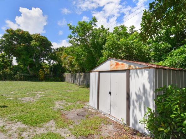 301 SE 12th St, Deerfield Beach FL 33441
