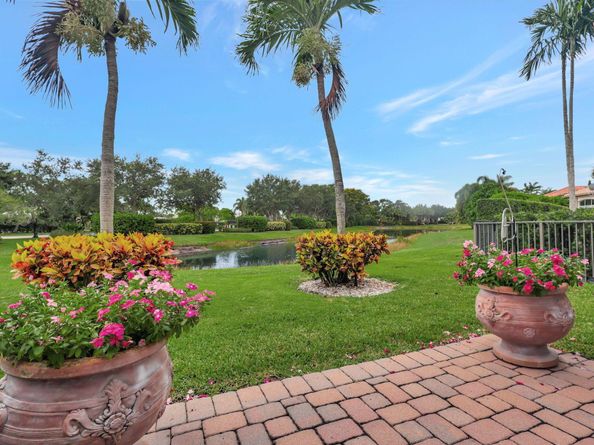 102 Villa Nueva Place, Palm Beach Gardens FL 33418