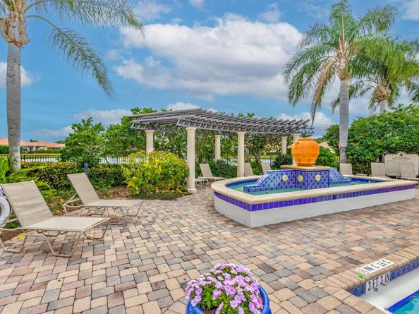 102 Villa Nueva Place, Palm Beach Gardens FL 33418