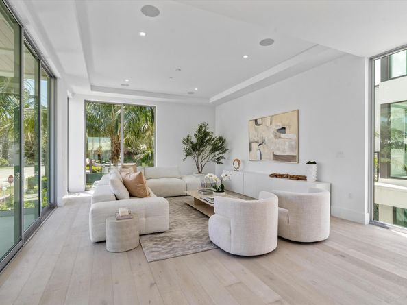1070 Del Harbour Drive, Delray Beach FL 33483