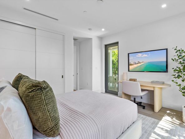 1070 Del Harbour Drive, Delray Beach FL 33483