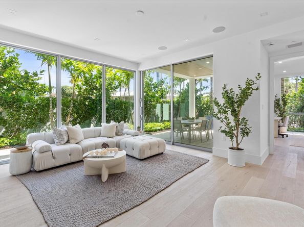 1070 Del Harbour Drive, Delray Beach FL 33483