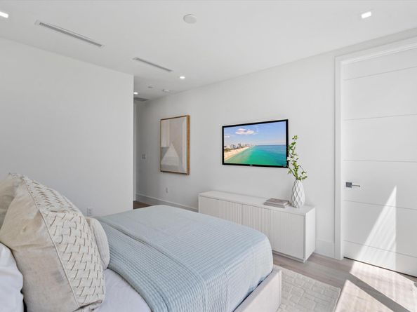1070 Del Harbour Drive, Delray Beach FL 33483