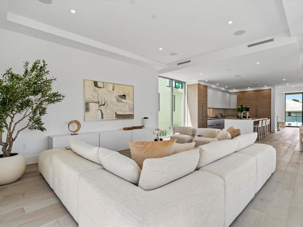 1070 Del Harbour Drive, Delray Beach FL 33483