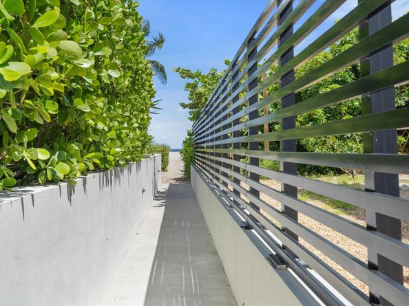 1070 Del Harbour Drive, Delray Beach FL 33483