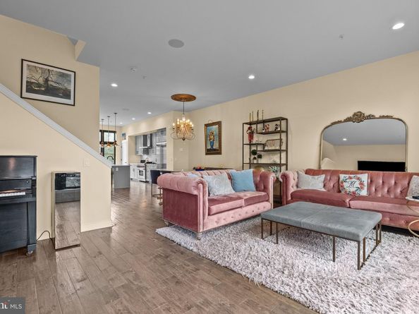 4523 Riverside Way, Philadelphia PA 19127